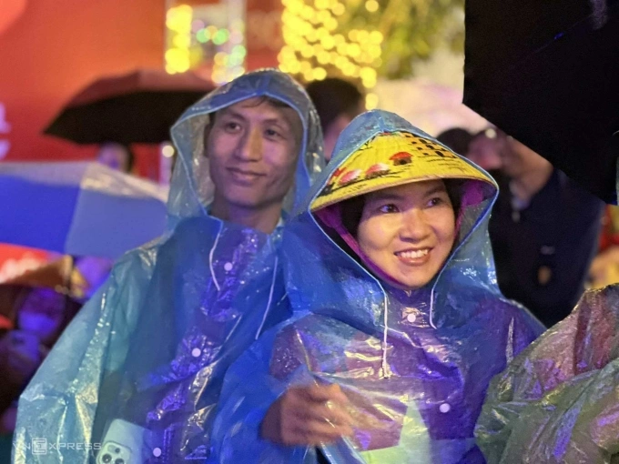Khán giả mặc áo mưa, đội nón xem đêm nhạc Việt Nam trong tôi. Ảnh: Hà Thu