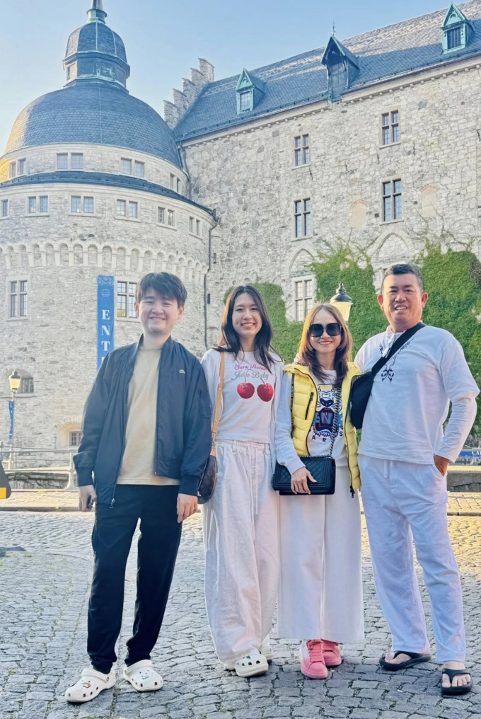 Nghệ sĩ Nhật Cường (phải) cùng vợ (thứ hai từ phải sang), con trai và bạn gái của con trong chuyến du lịch ở Thủy Điển ngày 26/8. Ảnh: Nhân vật cung cấp.