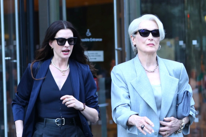 Minh tinh Anne Hathaway (trái) và Meryl Streep trên phim trường phần hai The Devil Wears Prada 2. Ảnh: GC Images