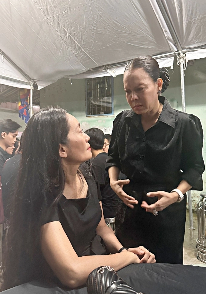 Việt Hương (phải) và Hạnh Thúy nói bàng hoàng trước tin Ngọc Trinh qua đời. Ảnh: Tân Cao