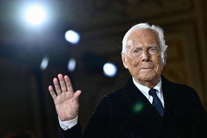 Nhà thiết kế Giorgio Armani cảm ơn những tràng pháo tay cuối buổi trình diễn của ông trong Tuần lễ thời trang Haute Couture Xuân Hè 2025 dành cho nữ, nhân kỷ niệm 20 năm thành lập, tại Paris ngày 28/1/2025. Ảnh: AFP