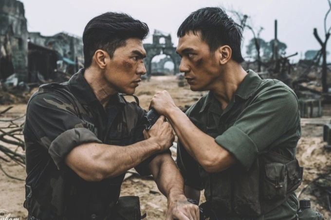 Nhân vật Cường (phải, Đỗ Nhật Hoàng đóng) - chiến sĩ cách mạng trong Mưa đỏ - và Quang (Steven Nguyễn). Ảnh: Đoàn phim cung cấp