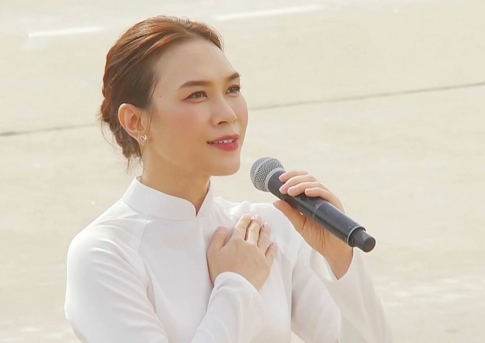 Mỹ Tâm hát nhạc phẩm Giai điệu tự hào (Phạm Hồng Biển) ở Quảng trường Ba Đình. Ảnh: Nhân vật cung cấp