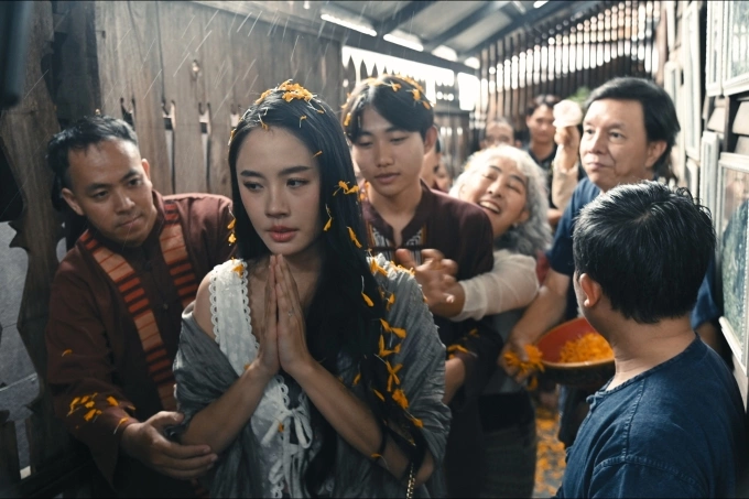 Tác phẩm khai thác câu chuyện lấy chồng nước ngoài của cô gái Việt. Ảnh: Silver Moonlight Entertainment