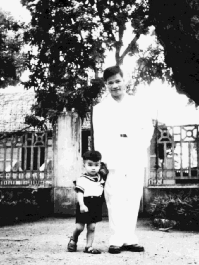 Đại tướng Nguyễn Chí Thanh và con trai - Thượng tướng Nguyễn Chí Vịnh - tại ngôi nhà 34 Lý Nam Đế, năm 1963. Ảnh: Sách Những cánh thư ra Bắc vào Nam