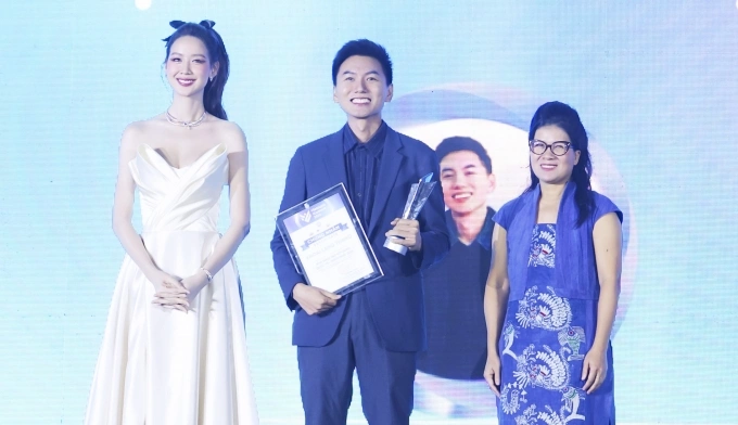 Tại Vietnam iContent Awards 2024, Khoai lang thang lập cú đúp gồm: Nhà sáng tạo nội dung được yêu thích nhất (hạng mục duy nhất được đánh giá trên 100% lượt bình chọn của độc giả) và Nhà sáng tạo nội dung của năm.