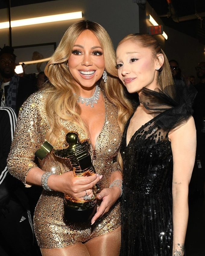 Mariah Carey và Ariana Grande tại hậu trường VMAs 2025. Ảnh: MTV