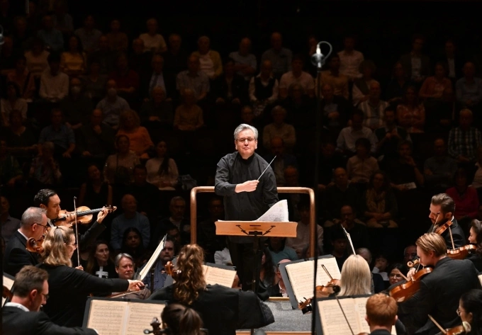 Dàn nhạc London Symphony Orchestra (LSO) cùng nhạc trưởng Sir Antonio Pappano. Ảnh: Vietnam Airlines