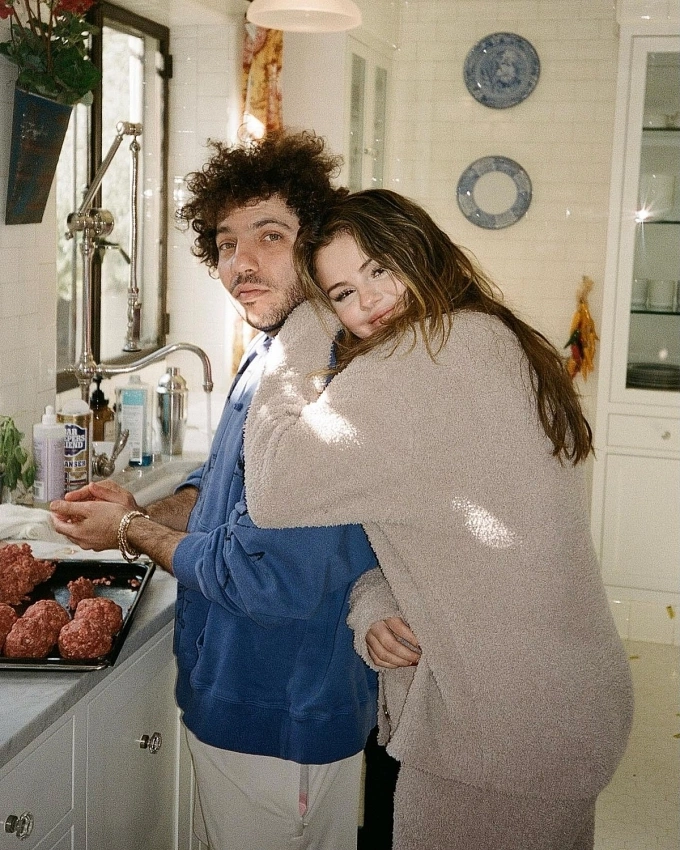 Ca sĩ và chồng sắp cưới Benny Blanco trong bộ ảnh thực hiện năm 2024. Ảnh: Instagram Selena Gomez