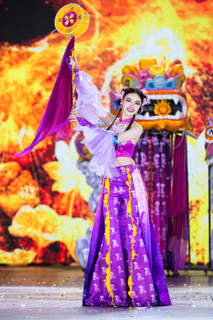 Á hậu Lê Phan Hạnh Nguyên trình diễn bộ trang phục Phi Nghê Thiên Vân do NTK Mai Nhật Tân thiết kế, lấy cảm hứng từ nghệ thuật múa nghê, linh vật che chở, xua đuổi điều không may và mang lại bình an.
