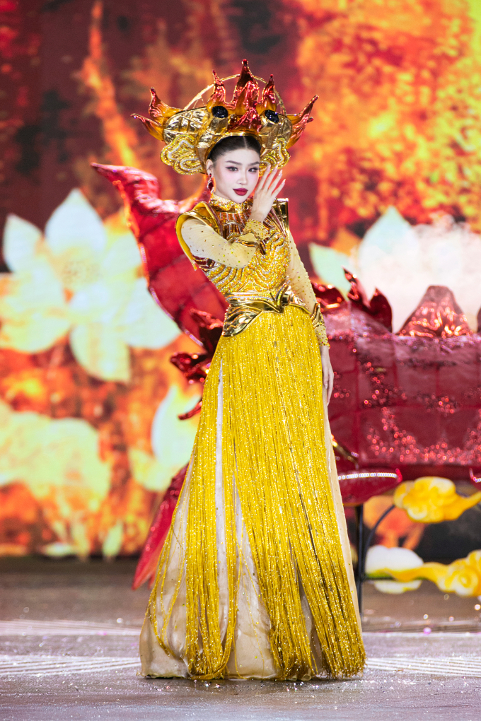 Nguyễn Ngọc Khôi Nguyên trình diễn bộ trang phục Cựu Giải Đăng Nguyên do NTK Huy Nguyễn thiết kế, lấy cảm hứng từ nghề làm lồng đèn, cầu chúc thành công trong học tập và may mắn, sức khỏe cho trẻ em.