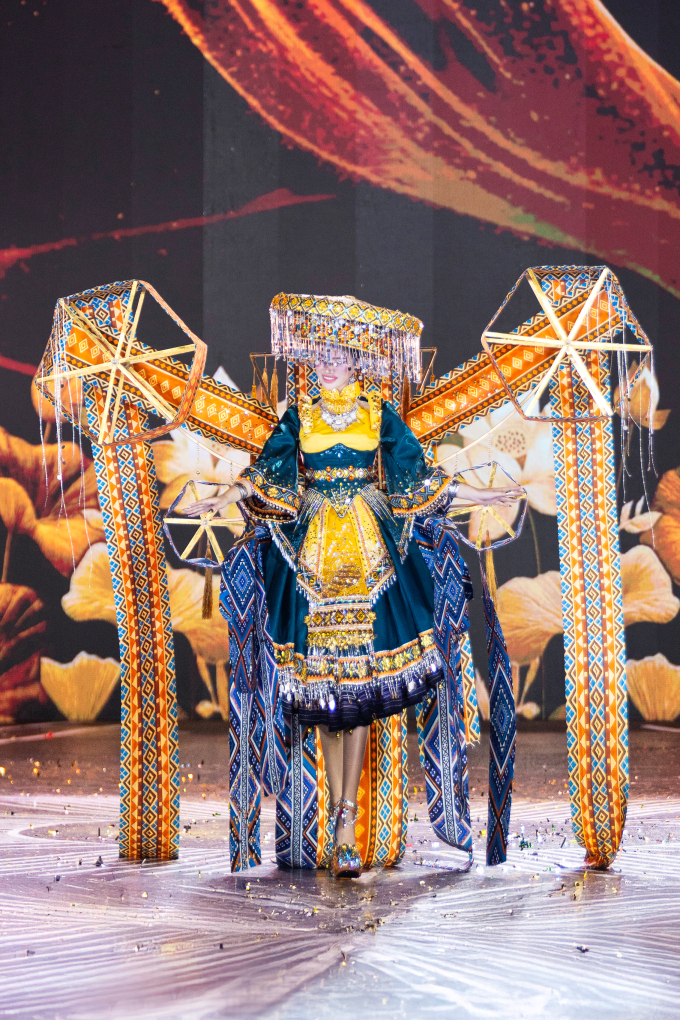 Lê Thị Hà Vy trình diễn bộ trang phục Dệt tia nắng do NTK Nguyễn Bá Đức thiết kế, lấy cảm hứng từ làng nghề dệt thổ cẩm Tây Bắc, tuyên ngôn mạnh mẽ về bảo tồn và phát huy bản sắc văn hóa dân tộc.