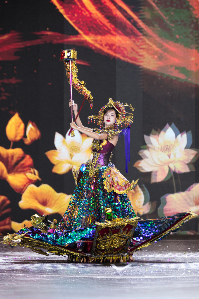 Hoàng Phương vinh dự khi được trình diễn tác phẩm Thăng Long Hội của NTK trẻ Nguyễn Huy Hoàng thuộc team NTK Anh Đặng Trọng Minh Châu tại The Grand National Costume