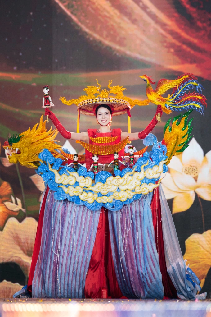 Á hậu Phạm Ngọc Phương Anh trình diễn bộ trang phục Vũ Nam Rối do NTK Bùi Mai Khanh thiết kế, hòa quyện vũ đạo rối nước Nam Định và nghệ thuật múa rối, tôn vinh và viết tiếp câu chuyện văn hóa Việt.