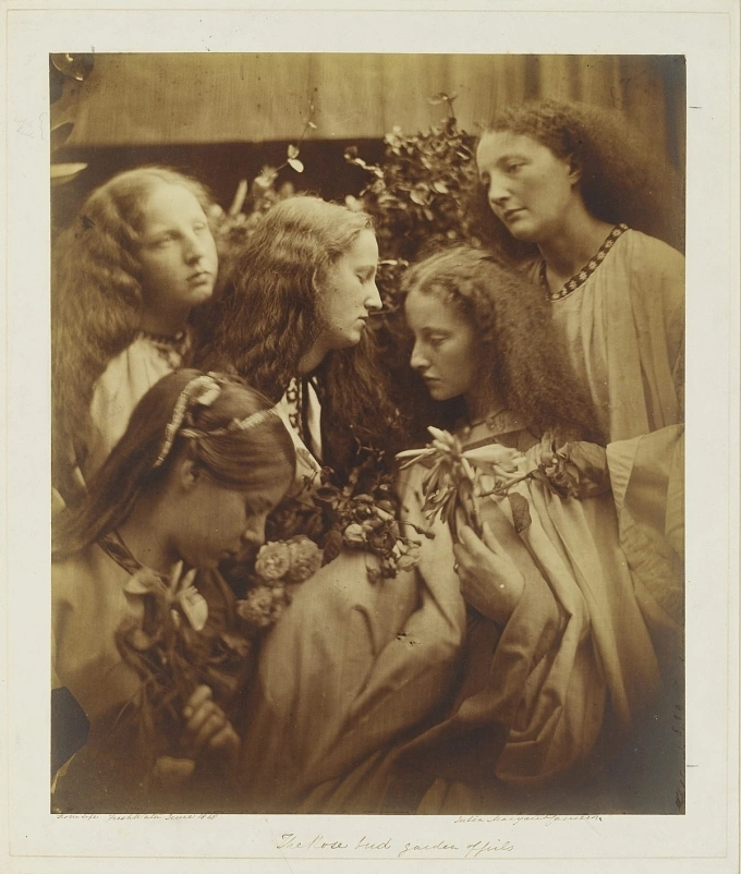 Ảnh The Rosebud Garden of Girls (1868) minh họa bài thơ Maud của Tennyson.