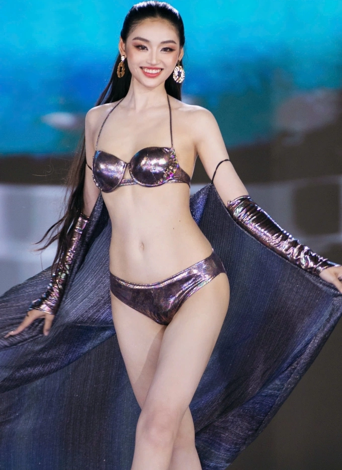 Hình thể Ý Nhi trong trang phục áo tắm.