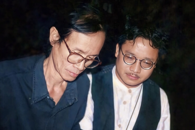 Nghệ sĩ Trần Mạnh Tuấn (phải) thời trẻ bên nhạc sĩ Trịnh Công Sơn. Ảnh: Nhân vật cung cấp