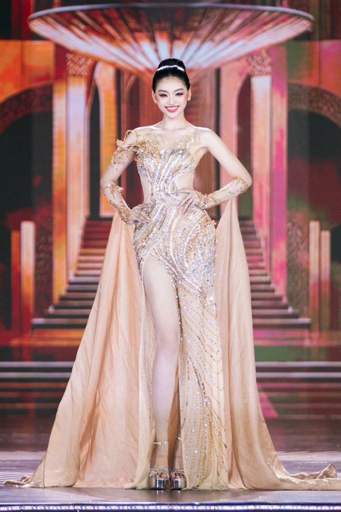 Yến Nhi trong phần thi trang phục dạ hội dành cho top 15.