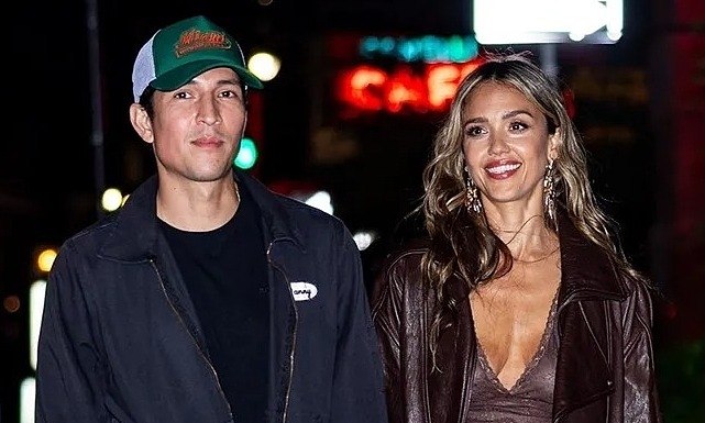 Jessica Alba quấn quýt người tình trẻ