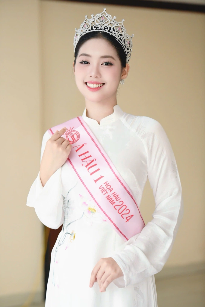 Nét trong trẻo của Á hậu Châu Anh khi diện áo dài dự sự kiện của trường.