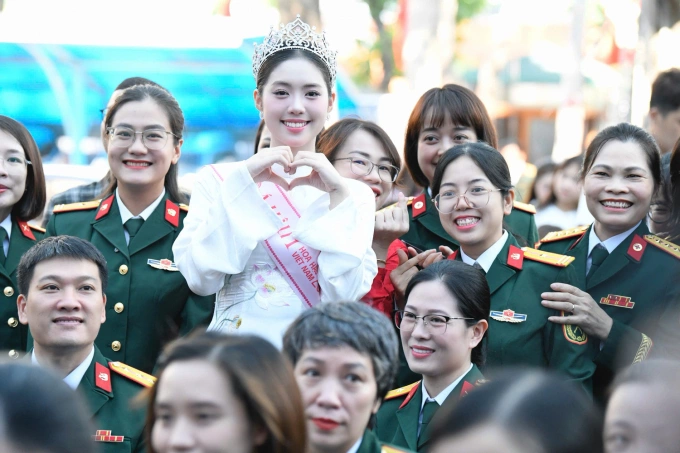 Châu Anh chụp ảnh cùng các thầy cô, cán bộ và sinh viên của trường.