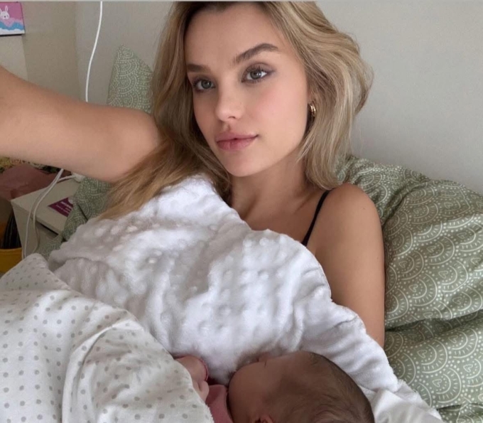 Krystyna Pyszková trong bức ảnh cùng em bé vừa chào đời. Ảnh: Instagram Krystyna Pyszková