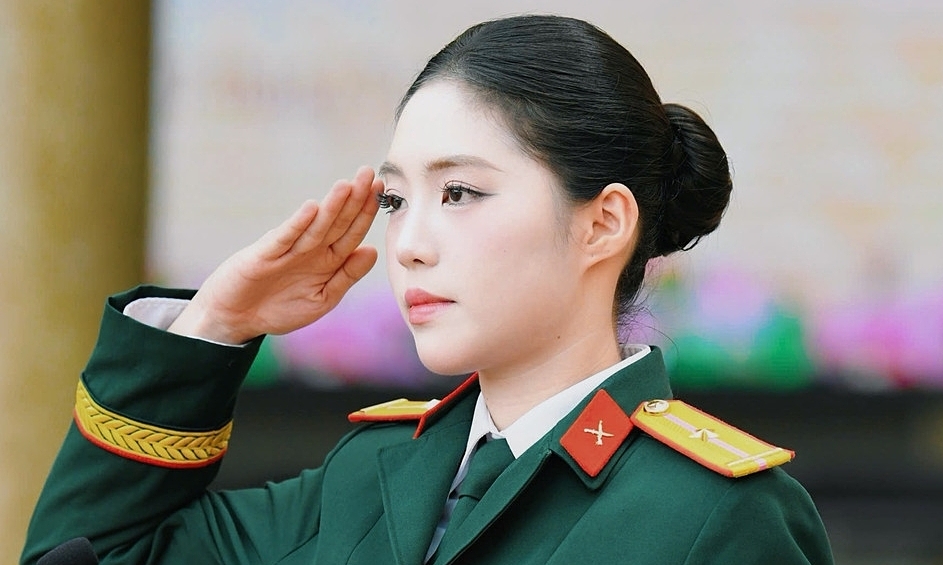 Á hậu Châu Anh được thăng quân hàm