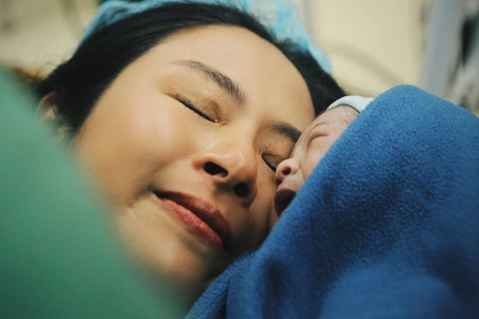 Ngọc Hân bên bé Pi mới chào đời. Ảnh: Nhân vật cung cấp