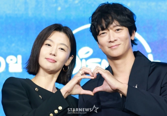 Diễn viên Jeon Ji Hyun (trái) và Kang Dong Won trong buổi họp báo ra mắt phim hôm 2/9. Ảnh: StarNews