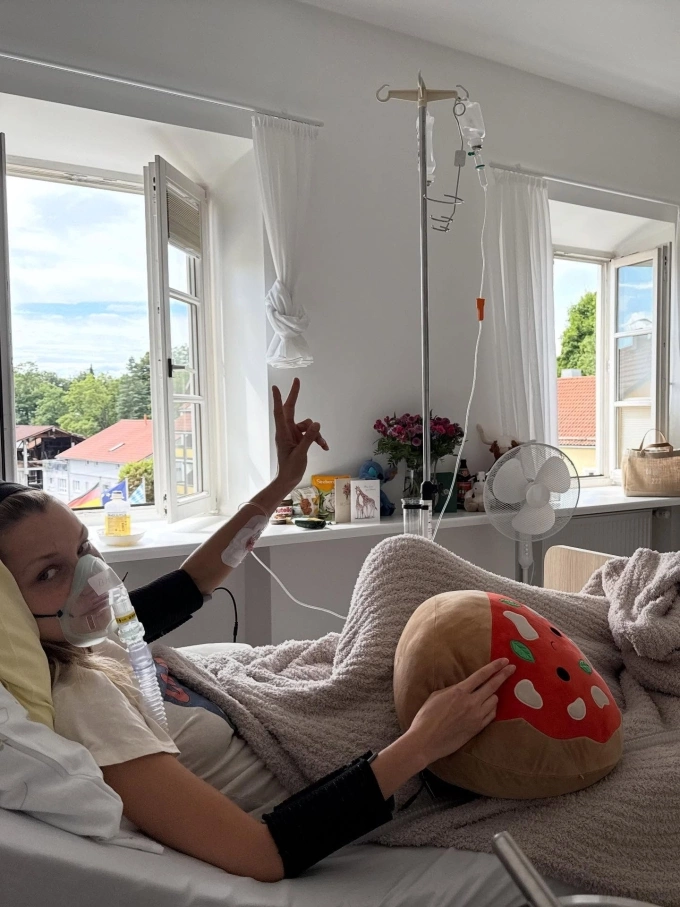 Bella Hadid thể hiện lạc quan dù gặp nhiều vấn đề sức khỏe. Ảnh: Instagram/ Bella Hadid