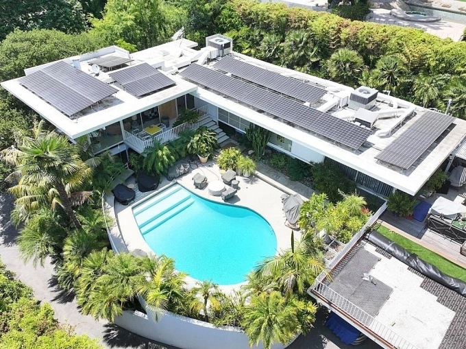 Bất động sản rộng nằm tại khu phố Los Feliz, rộng khoảng 185 m2 và được trang bị hệ thống năng lượng mặt trời. Ảnh: Backgrid