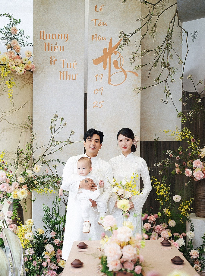 Hồ Quang Hiếu và Tuệ Như ở lễ thành hôn sáng 19/9 tại nhà riêng. Ảnh: Phi Điệp Wedding