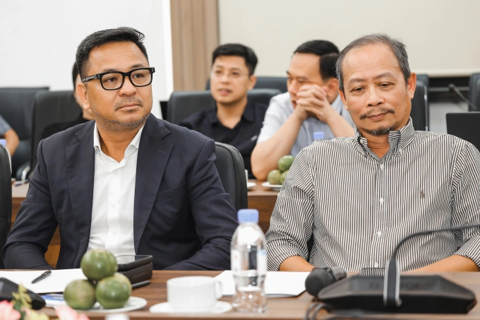 Ông Thùy Dương (trái, đại diện nhà sản xuất) và đạo diễn Phạm Hoàng Nam. Ảnh: Hải Dương