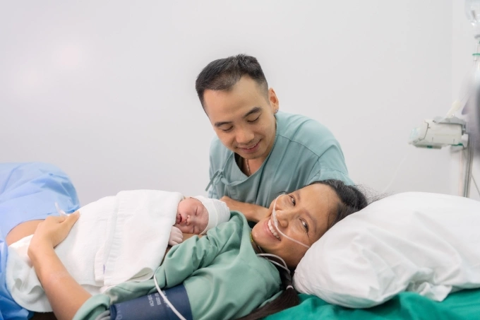 Vợ chồng HHen Niê bên con đầu lòng. Ảnh: Nhân vật cung cấp