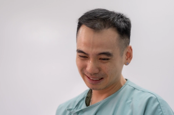 Khi thấy con chào đời khỏe mạnh, vợ an toàn, anh bật khóc. Tuấn Khôi trực tiếp cắt dây rốn cho con, làm các bước lưu trữ tế bào gốc theo hướng dẫn của bác sĩ.