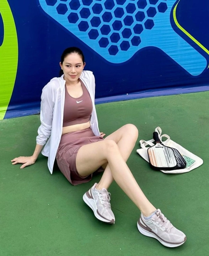 Linh Rin diện cả bộ tập của Nike từ giày đến quần áo. Bà mẹ một con cho biết chơi môn này vừa vui vừa giảm cân nhanh nên thường ra sân 2-3 lần một tuần.