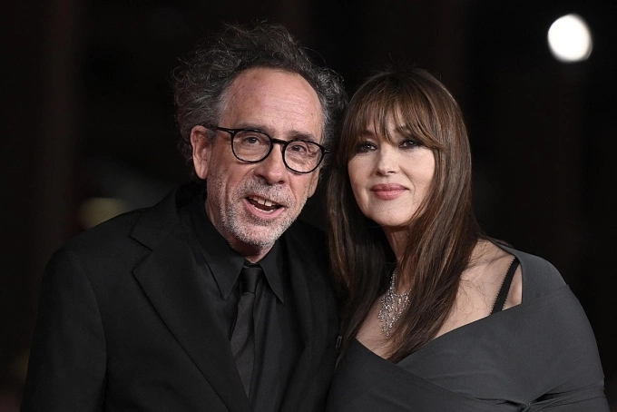 Diễn viên Monica Bellucci và đạo diễn Tim Burton tại Rome Film Festival năm 2023. Ảnh: AFP