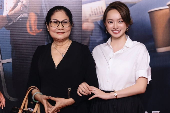 Kaity Nguyễn và bà Ngô Kim Thanh - cựu tiếp viên - ở buổi công chiếu. Ảnh: Thanh Huyền
