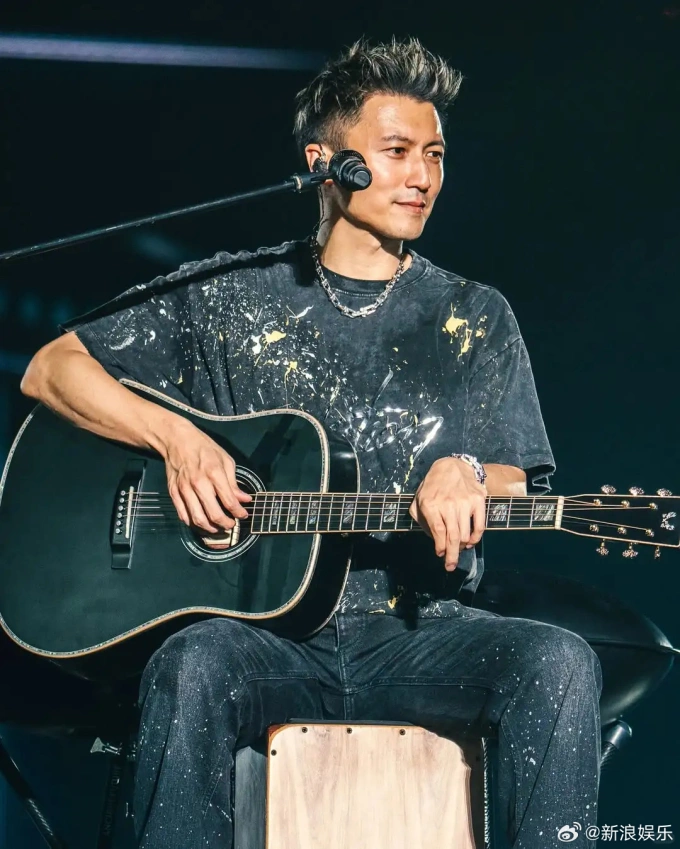 Tạ Đình Phong, 45 tuổi, ở liveshow. Ảnh: Sina