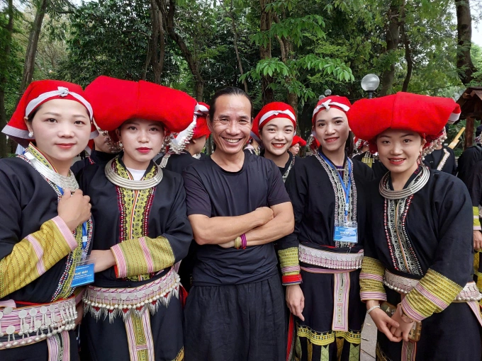 Nghệ sĩ Đặng Xuân Trường chụp cùng những người phụ nữ dân tộc Dao đỏ. Ảnh: Nhân vật cung cấp