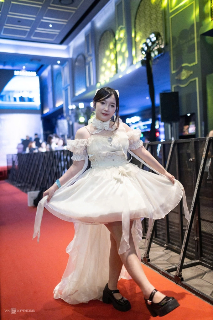 Trúc Vân, 21 tuổi, nói hâm mộ Hứa Quang Hán hơn ba năm, quyết định mặc trang phục cưới do thích diễn viên từ phim Muốn gặp anh. Ảnh: Hứa An