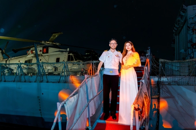 Trang Pháp chụp ảnh cùng Sĩ quan chỉ huy tàu HMS Richmond - Trung tá Richard Kemp.
