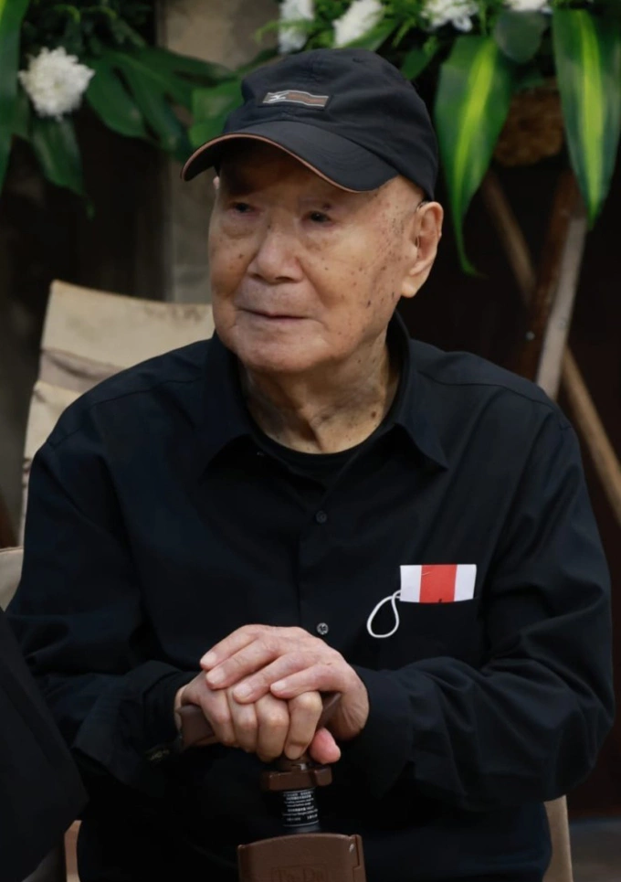 Ông Cao Hoành, chồng của bà Lê Tuyên tại tang lễ. Ảnh: St Headline