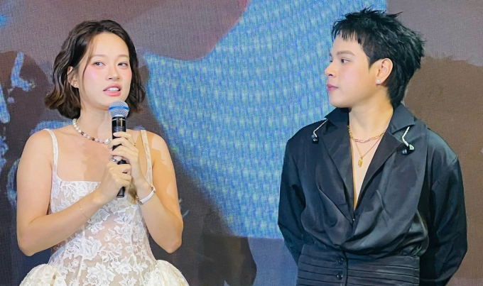 Vợ Jaykii - Mai Anh (trái) trong buổi ra mắt sản phẩm của chồng. Ảnh: Hoàng Dung