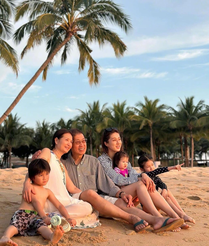 Chung Gia Hân và cha mẹ, ba con ở Phú Quốc năm ngoái, bức hình do chồng cô chụp. Ảnh: Weibo