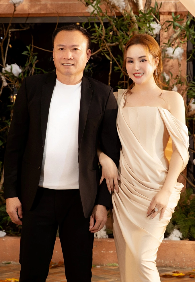 Ông xã Vy Oanh - doanh nhân Lê Thiện (trái) dự buổi ra mắt album của vợ. Ảnh: Nhân vật cung cấp