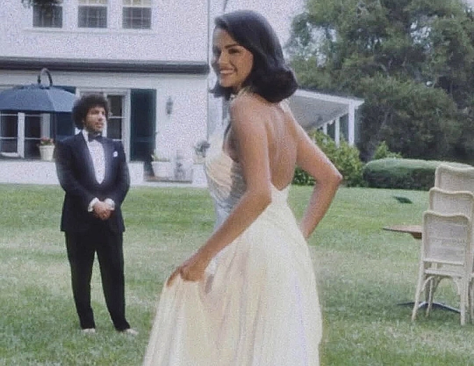 Đôi uyên ương Selena Gomez và Benny Blanco trong bộ ảnh theo phong cách cổ điển.
