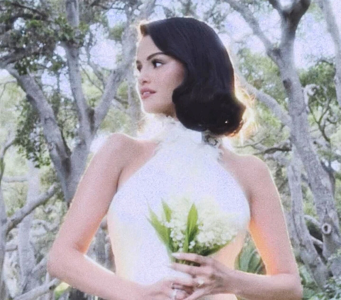 Váy cưới của Selena Gomez nổi bật với phần cổ áo cao điểm họa tiết hoa.