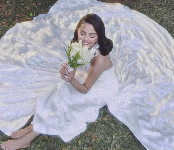 Selena Gomez chọn hoa chấm bi (babys breath) làm hoa cưới.