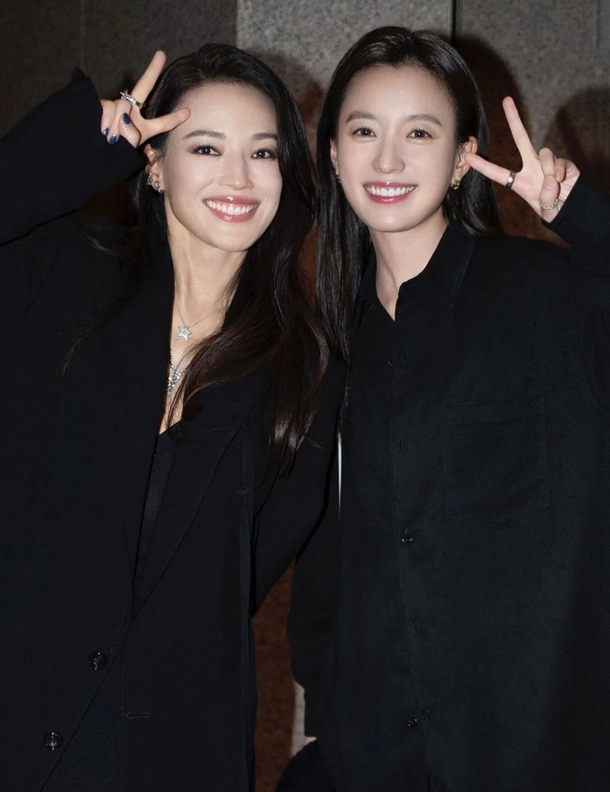 Han Hyo Joo (phải) và Thư Kỳ tại liên hoan phim. Ảnh: Sina
